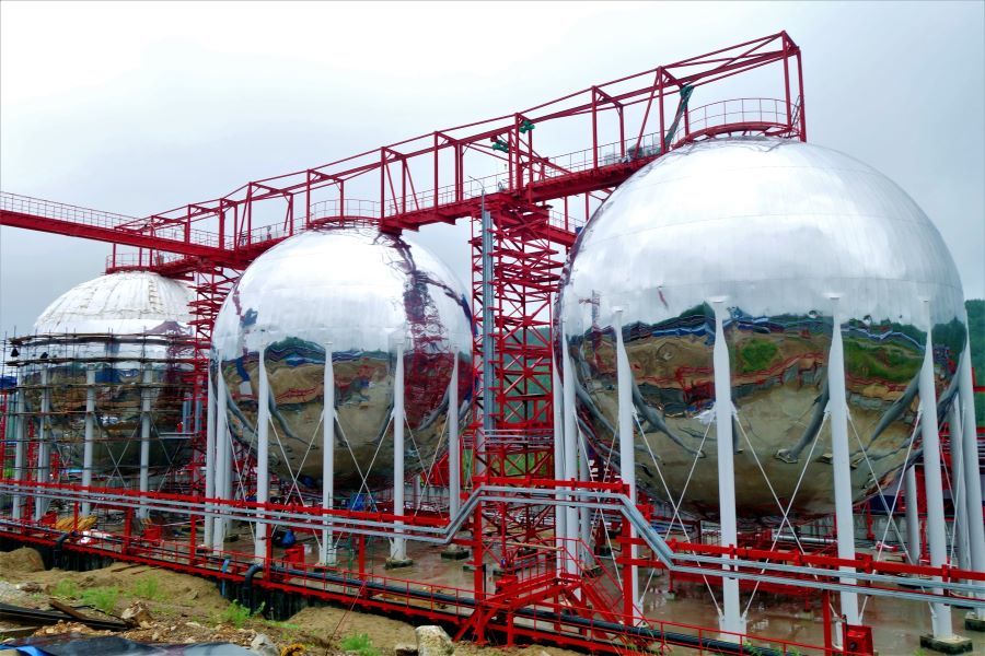 Spherical tanks at liquid ammonia storage are under installation